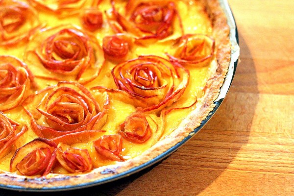 tarte aux pommes aux fleurs cuite au four